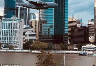澳洲军机在楼宇间飞行像极了911 网友骂愚蠢