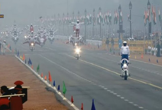 现在向您驶来的是印度阅兵摩托车表演队