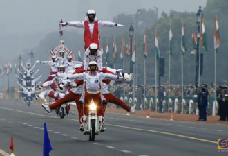 现在向您驶来的是印度阅兵摩托车表演队