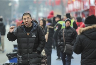 北京庙会现场难寻投诉举报站 羊肉串疑掺假肉