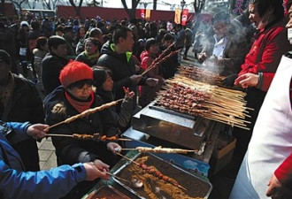 北京庙会现场难寻投诉举报站 羊肉串疑掺假肉