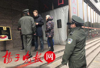 当“战斗的民族”小伙在中国摆摊遇上城管