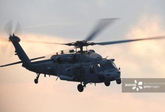 美军直升机在里根号航母甲板上坠毁 有人受伤