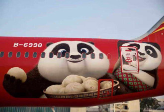 北京飞来一群熊猫 快用包子把它哄下来