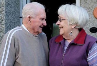 英国老夫妻迎结婚70周年 传授幸福婚姻秘诀