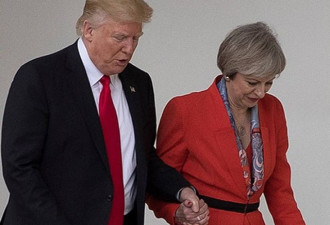 两人很热乎！川普会晤英国女首相 两人牵手行