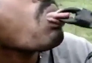 印度一男子伸舌头挑衅螃蟹反被夹