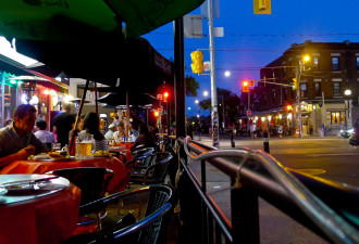 多伦多餐厅露台可能收巨额年费，市民怎么就餐