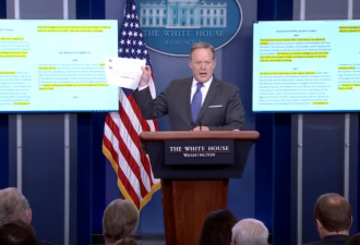 白宫发言人拿着纸印推特，向媒体解释美国政策
