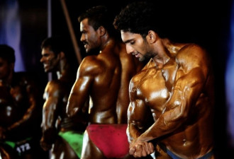 印尼健身比赛场面火爆 筋肉型男花式秀肌肉