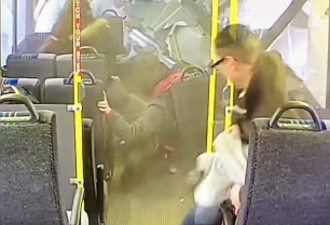 纽约巴士遭货车拦腰直插 乘客连人带椅被撞飞