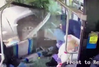 纽约巴士遭货车拦腰直插 乘客连人带椅被撞飞
