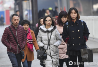 春节后的上班族一脸疲惫不开心 重新开始奔波