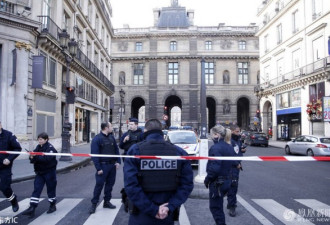 持刀男子欲闯法国卢浮宫袭击 被士兵开枪击中