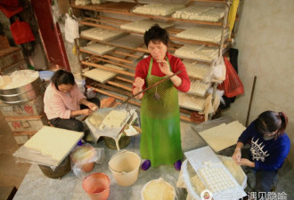 女子26年来每天手工包豆腐块 供孩子上学