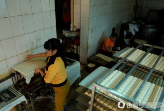 女子26年来每天手工包豆腐块 供孩子上学