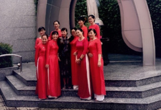 越南豪门婚礼:超跑美女吸睛 穿民族服饰进教堂