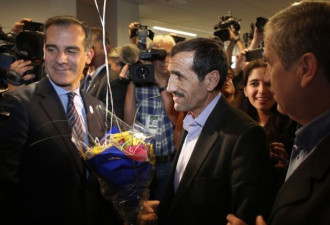 被川普禁令遣返的伊朗男子重回美国 市长迎接