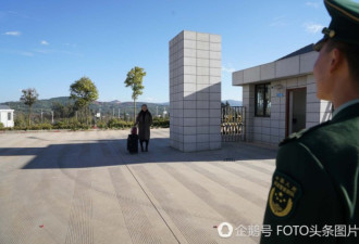 相恋4年，除夕夜，美女跪地向兵哥哥求婚