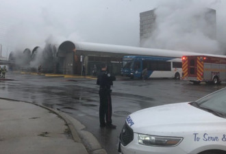 密市公车局的巴士突然起火 地铁站停运后重开