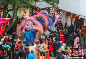 中国民众舞龙舞狮闹新春 寓意来年风调雨顺