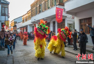 中国民众舞龙舞狮闹新春 寓意来年风调雨顺