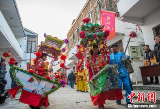 中国民众舞龙舞狮闹新春 寓意来年风调雨顺