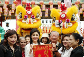 泰国前总理英拉春节到华人寺庙暹罗代天宫祈福