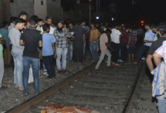 央视女记者报道火车事件 被印度男性&quot;集体尾随&quot;