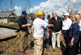 特朗普视察飓风迈克尔灾区 为居民发水