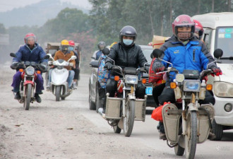 铁骑大军告别家人返程 一辆摩托车上载5人
