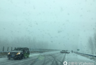 河南大雪 数十辆车高速相撞 军人搬雪块救火
