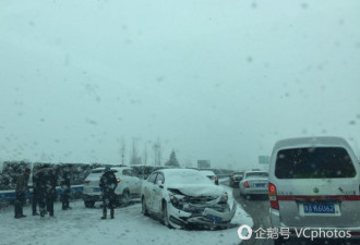 河南大雪 数十辆车高速相撞 军人搬雪块救火