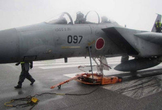 日本F15起飞前掉轮子 致40个航班被迫取消