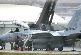 日本F15起飞前掉轮子 致40个航班被迫取消