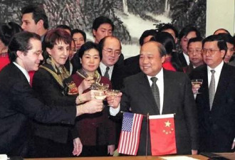 朱镕基拍桌子:“龙永图，你不要再递条子了！”