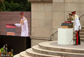 哈里夫妇访澳新军团纪念馆 向阵亡士兵献花圈