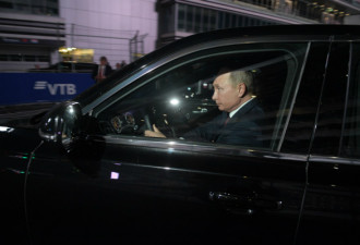真拉风！“老司机”普京开新车带埃及总统兜风