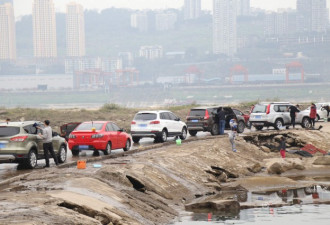 重庆码头成自助洗车场 百余辆车排队在江边洗车