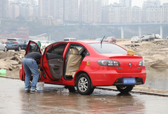 重庆码头成自助洗车场 百余辆车排队在江边洗车