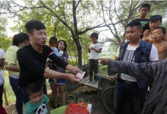 中国农民与智障妻子生8个孩子 却将孩子&quot;出租&quot;