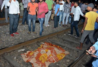 印度列车事故60死，铁路负责人：这事不赖我