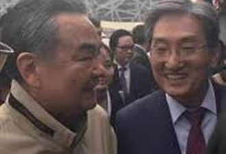 韩国大使参加中国外交部义卖活动