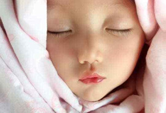 堪称东方芭比 泰国1岁女娃萌脸成小网红