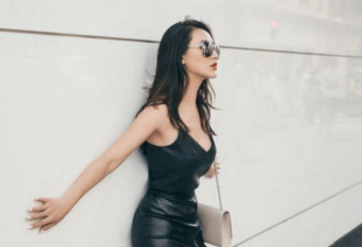 街拍：女孩穿低胸紧身包臀裙，彰显完美身材