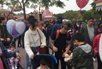 张柏芝带儿子游香港迪士尼 被赞高瘦美