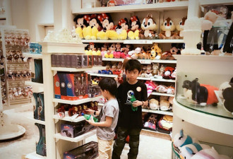 张柏芝带儿子游香港迪士尼 被赞高瘦美
