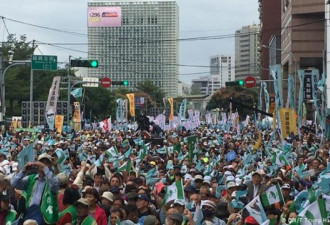 台湾：万人上街促台独公投 蔡英文执政陷两难