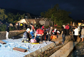 台湾一列车脱轨侧翻致17死 钢轨插入车厢