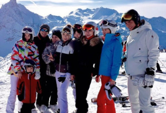 向太全家新年法国滑雪度假 其乐融融温馨有爱